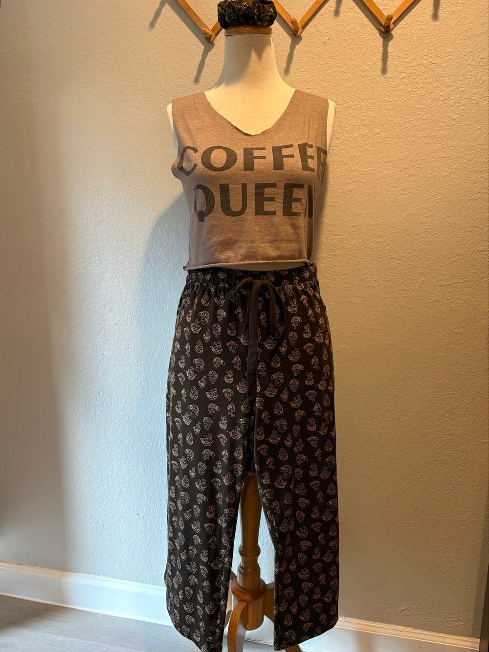 ANYBODY Mugs Cropped PJ Pants w/Scrunchie “Coffee Queen” Graphic Tank Brown SzXL
